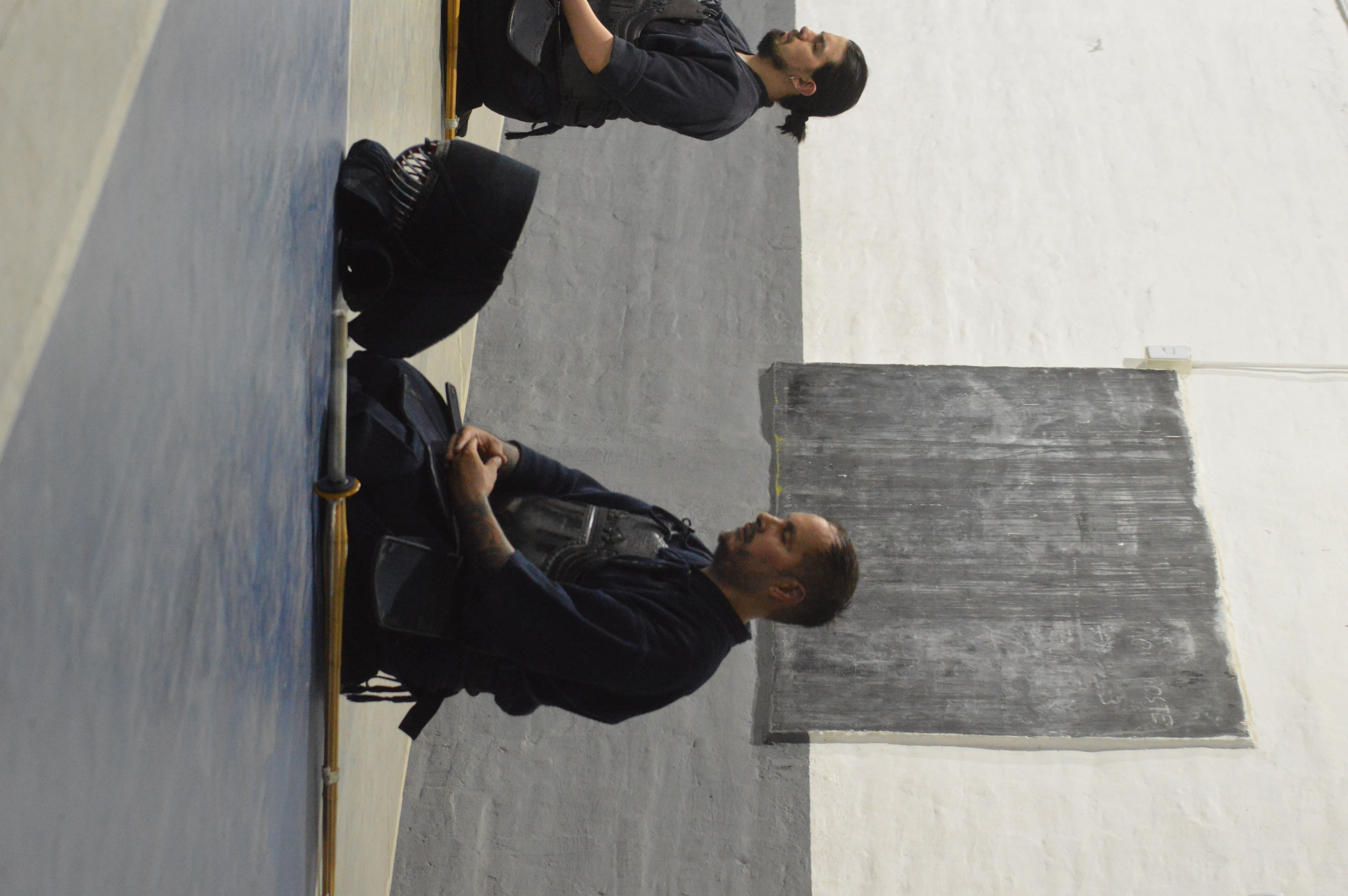 Practicantes de Kendo en meditación